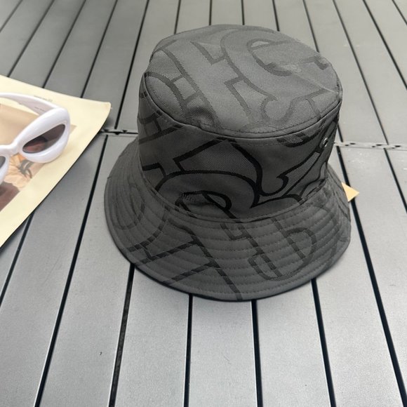 Burberry bucket hat - Picture 1 of 9